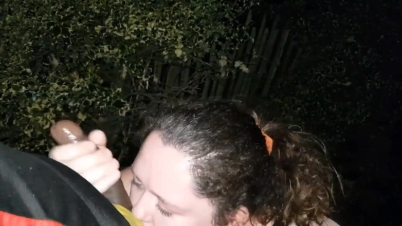 Real homemade BBW BBC porn: Op mijn Kness buitenshuis risicovolle pijpbeurt kokhalzen op grote zwarte...