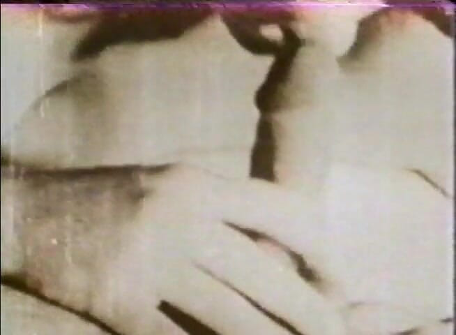 Alfacontent: Des salopes vintage partagent une bite dans un gangbang inversé