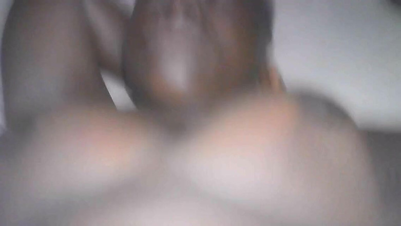 Oladi plenty tv: Ayo a Shade celé video v hotelovém pokoji