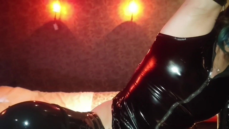 Latex AI: 穿上乳胶连衣裙、大跟靴和长手套，和自己做爱吧！