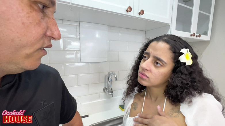 CuckoldHouse: このブルネットの女性は、寝取られた夫にキスをし、彼の友人たちとダブルペネトレーションを交わしました