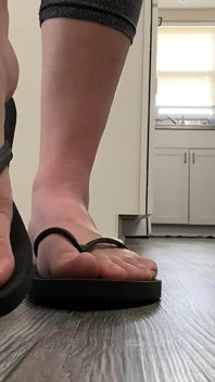 Chinelo Modelando E Balançando Os Dedos Naturais