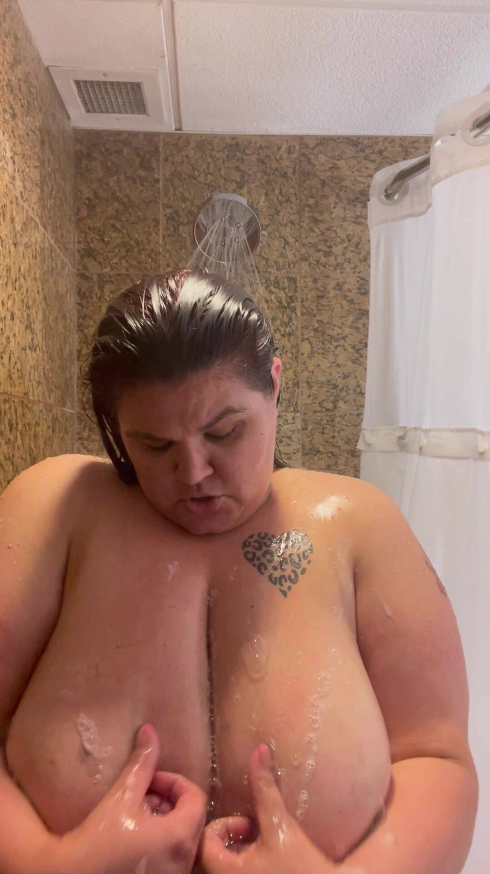 Raven Belle: Doccia tutta naturale donnona