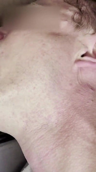 Fetiš na nohy, otrok cucá prsty na nohou a jí sperma, plácne, dvakrát se udělá do pusy