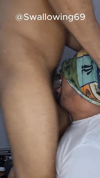 Un mec avec une énorme bite noire me baise la bouche