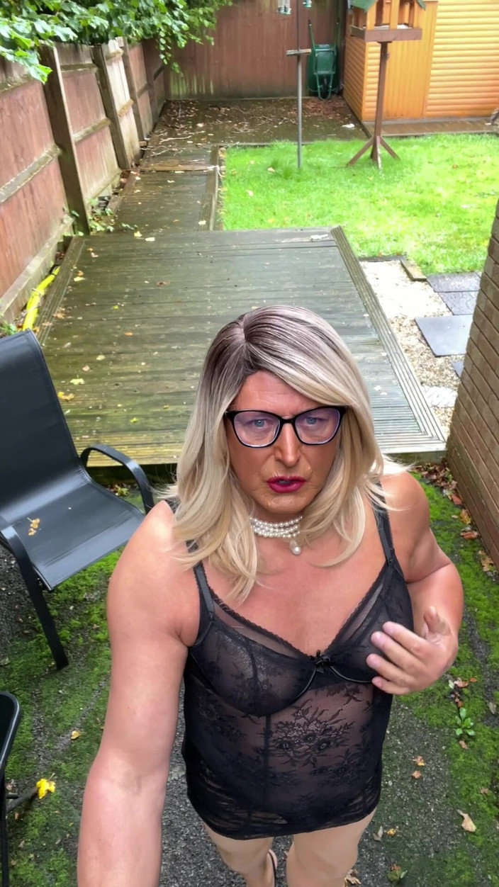 Kellycd2022: Sexy Crossdresser Kellycd2022 v černých krajkových šatech a Tan Hladké punčocháče