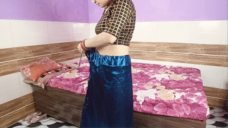 Pyaripooja22: Desi Bhabhi kleedde zich aan