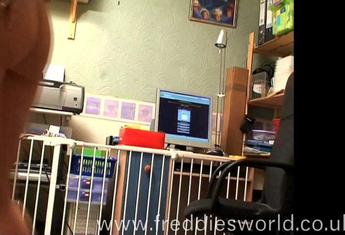 Freddies World: Pirang panas disetubuhi dengan pakaian merah kecil