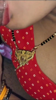 Desi hete grote borsten Bhabhi draagt rode blouse zuigend tot klaarkomen in de mond