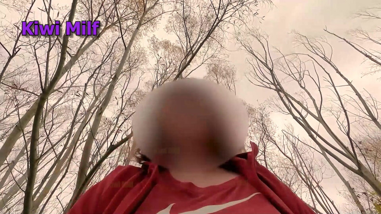 Kiwi Milf: Gå naken utomhus, fångad och knullad av en främling