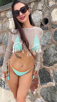 Güzel bikini zevki ve plajda seksi dans