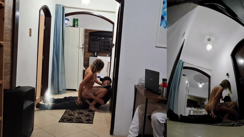 Victor SweetCoupleStories: Skutečná manželka podvádí svého manžela, zatímco má sluchátka s doručovatelem.