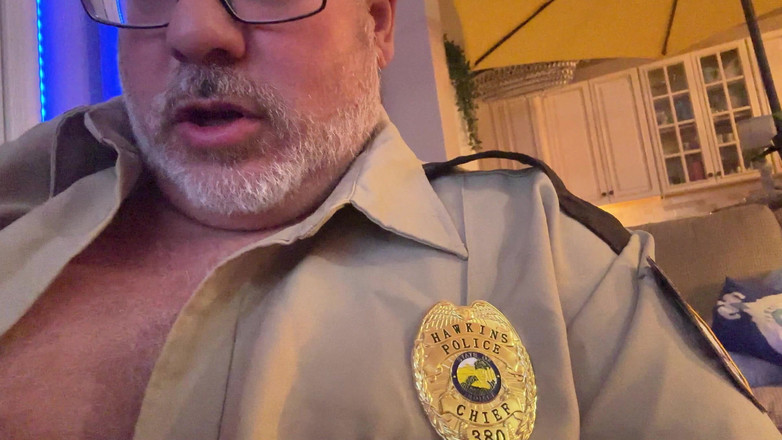 Hand-Free-Daddy-Chub: Hawkins Indiana policista uvězněný ve světě vzhůru nohama