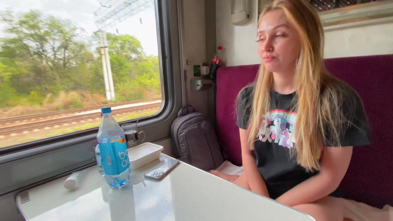 Alina Rai: Medereiziger geneukt in de trein ... -Heb je een echtgenoot? Ja! God...