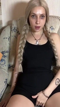 Üvey kız kardeşim her gün onunla eğleniyor