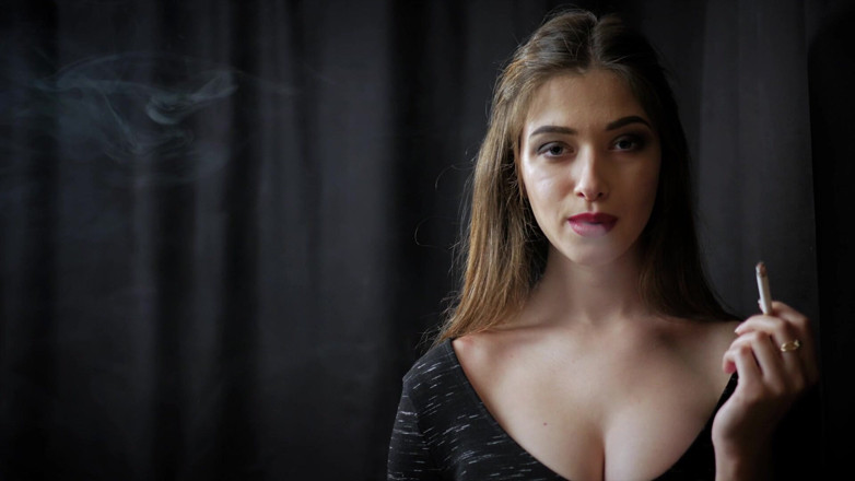 Russian Smokers: La splendida ragazza irina in posa sulla macchina fotografica mentre...