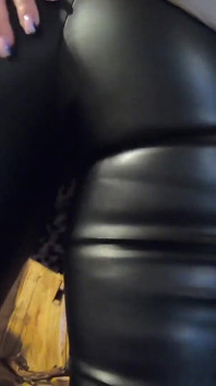 穿着骆驼趾腿和羽绒服的深喉