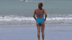 Ardientes69: 해변에서 과시하는 계모, 내 자지를 세게 만들고 나를 만족시키기 위해 나를 데려다