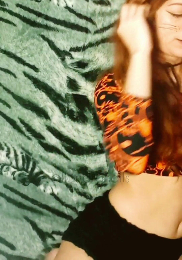 Goddess Li: Feline Nails गुब्बारे के साथ मस्ती कर रही है