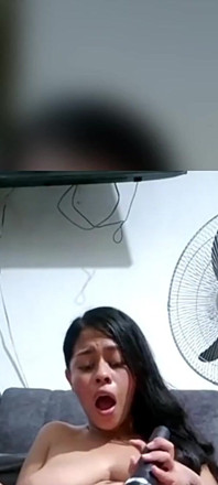Adik tiriku lagi asik masturbasi pakai mainan seksnya sampai muncrat