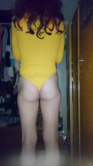 Lizzaali: Usikan pantat badan kuning seksi