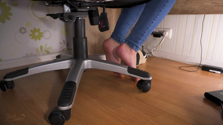 Teasecombo 4K: Nakukování na sexy sekretářku škádlení sexy nohou na vysokých podpatcích Underdesk