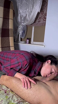 Unavený nevlastní otec vyvrcholil do úst své nevlastní dcery, aniž by si uvědomil, že je to ona, lahodná bonbóna
