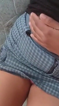 Lei gioca la sua figa eccitata bene è ben eccitata