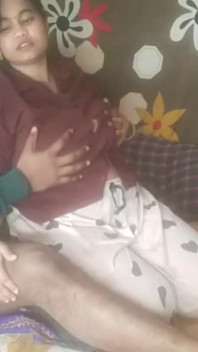 Tombul desi hatun ıslak gırtlağına kadar sakso çekiyor ve dağınık boşalma ile sert sikiliyor