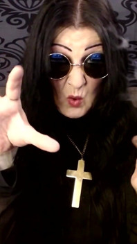 Cadılar bayramı ozzy cosplay orta yaşlı seksi kadın sigara içiyor