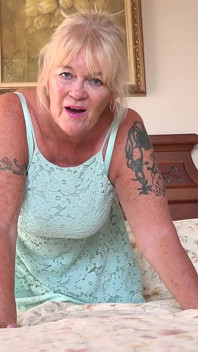 Auntjudys - Blonda țâțoasă gilf Randy Raz îți oferă instrucțiuni de masturbare senzuală