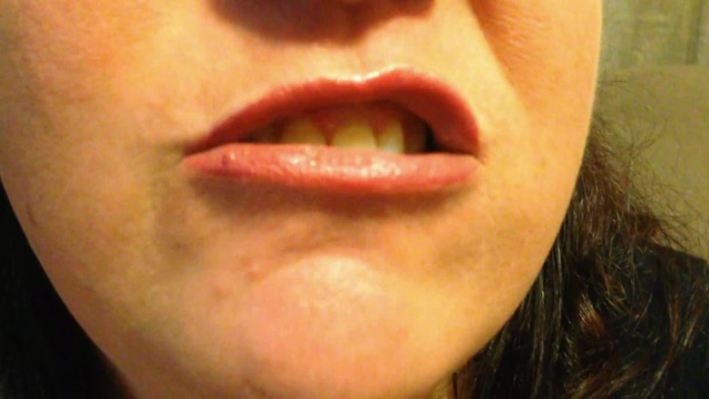 Lily Lipstixxx: Gumowy niedźwiedź je
