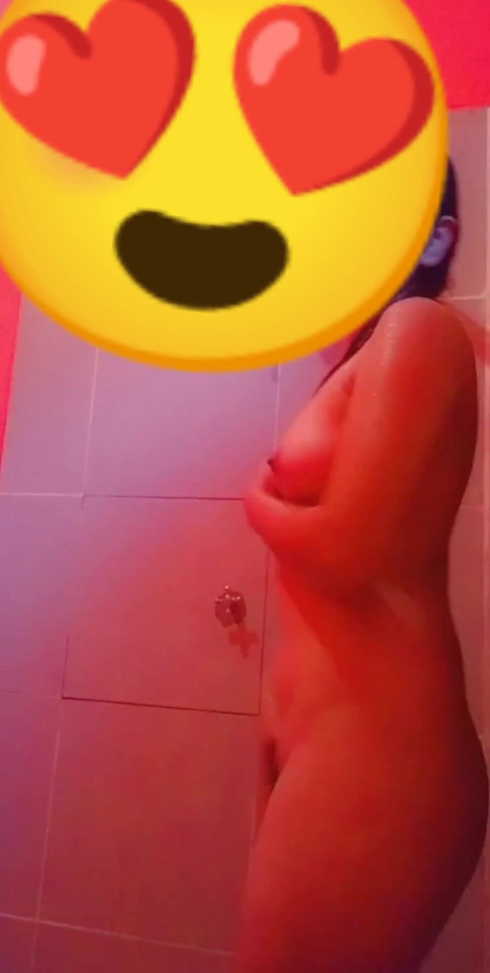 Eatrella j: Boliviansk flicka naken i duschen