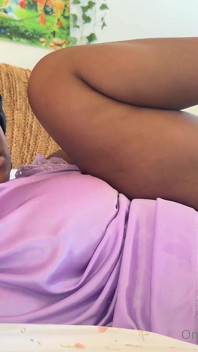 La ragazza ebano tettona arrapata si scopa la sua figa color cioccolato bagnata con un dildo