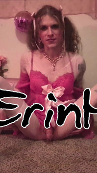 สาวข้ามเพศผมบลอนด์ Erin Hawk ถุงน่องขาวกับเครื่องเย็ดและดิลโด้ครั้งแรก