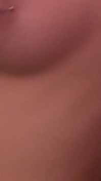 Bionda si diverte con il giocattolo fino all'orgasmo