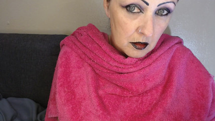 Abby Anna: Groot wijd open geeuwen