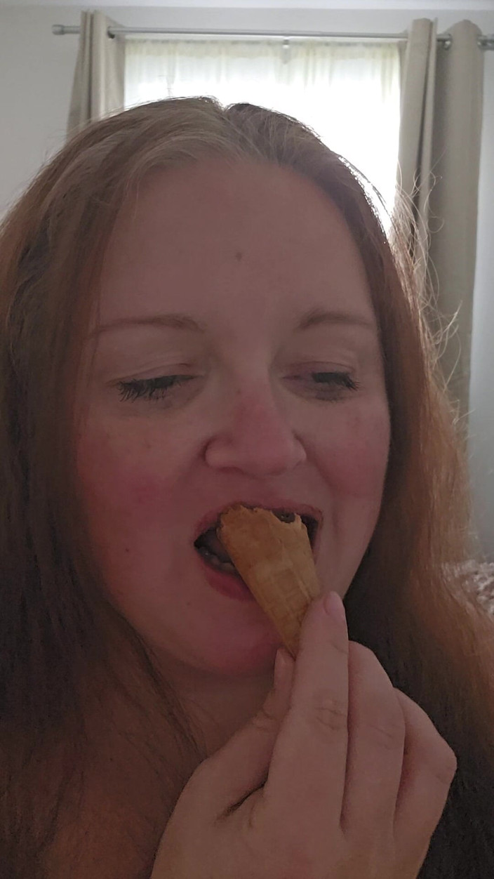 Amelliya: Comer helado puede ser muy sexy