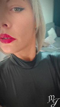 Tenue du jour : combinaison wetlook fétiche - Maîtresse Julia