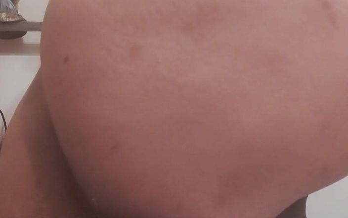 Knky bee: Knky Bee otevírá výhřez asshole hands free