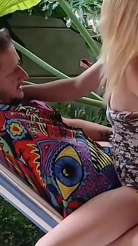 Rousse Colore Ses Cheveux Blonde, Elle a Adoré La Bite Sur La Balançoire