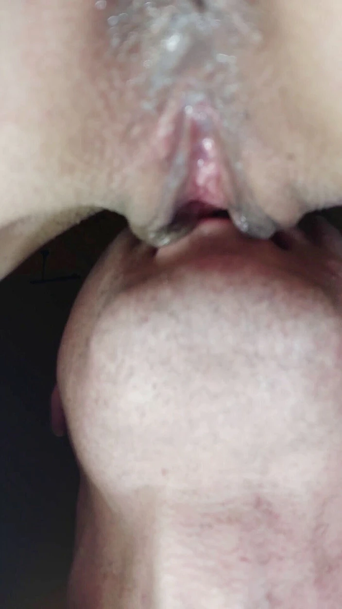 Wet Pussy Fuck: Мокрую киску тинки вылизали, текущую киску крупным планом