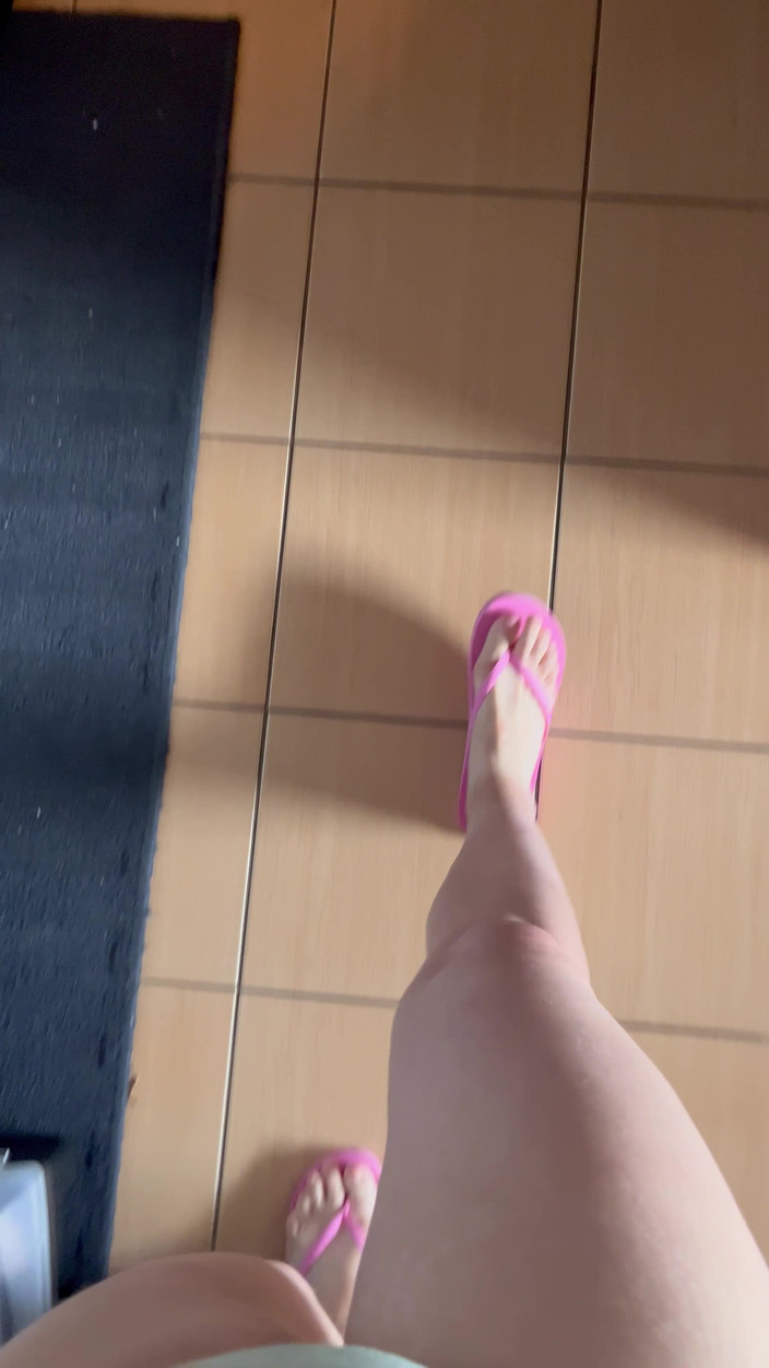 Feet: POV: Suoni di infradito a piedi