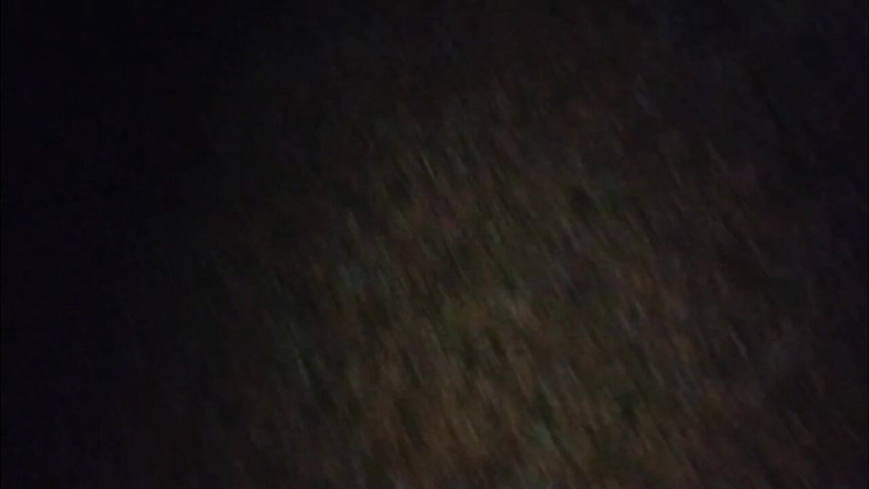 Pumi: 火辣 bhabi 夜间户外性爱