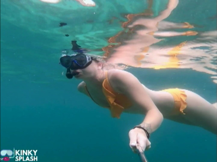 UKCuteGirl Lucy Lauren: Snorkel jalang: bikini ketat, pepek menyelam &amp; fin bawah air mengusik