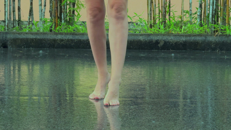 WildLonelyFlower: Bare Legs in the Rain