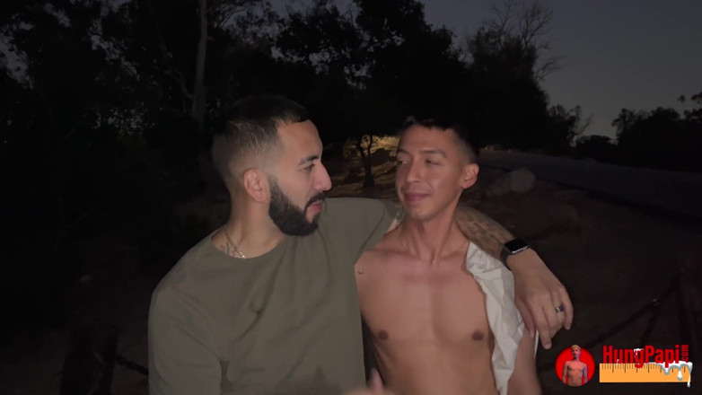 Hung Papi: ハングパピが公然と無傷のトゥインクが裸でセックス