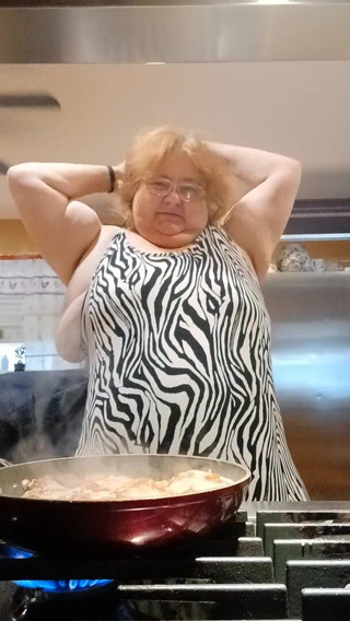 BBW nurse Vicki adventures with friends: Gotowanie kotletów wieprzowych na kolację i miganie podczas gotowania