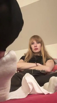 Ich habe ihn an meinen verschwitzten socken und füßen schnüffeln lassen