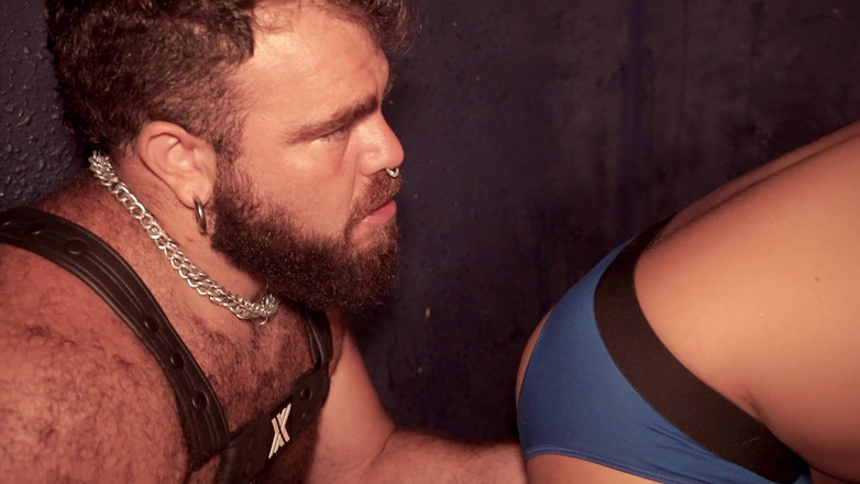 ScruffyStocky: 털복숭이 곰이 3인 글로리 홀 가죽 엉덩이 음식을 지배하다